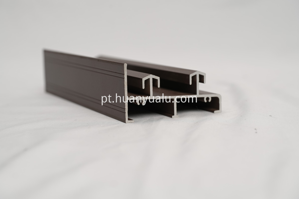 Perfis de porta e janela pintadas por spray Spray painted door and window profiles